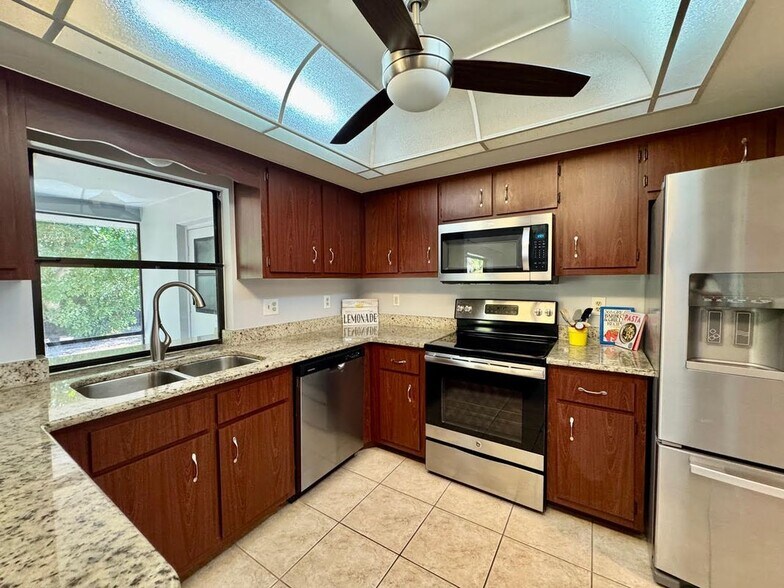 Building Photo - 3725 SW 6th Ave