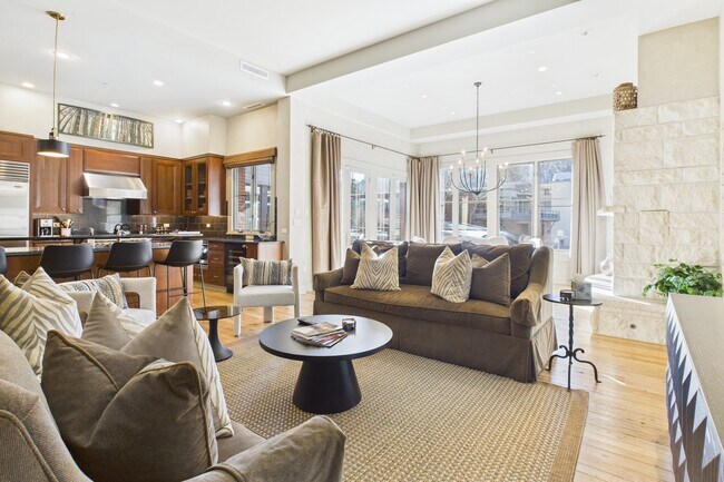 Building Photo - 501 Rio Grande Pl