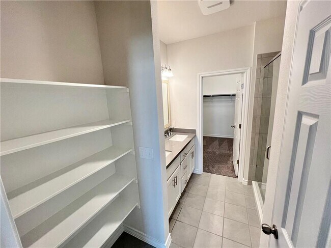 Building Photo - 704 Long Run