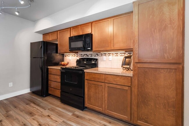 Building Photo - 2 bedroom Townhome
