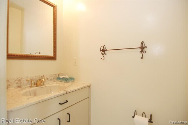 Building Photo - 5590 Greenbriar Dr