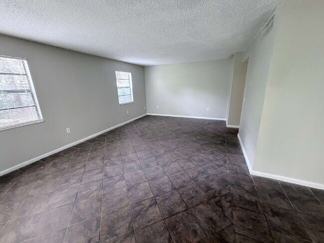 Building Photo - "Charming 3-Bedroom Home with 2 Full Baths in Prime Lakeland Location!"