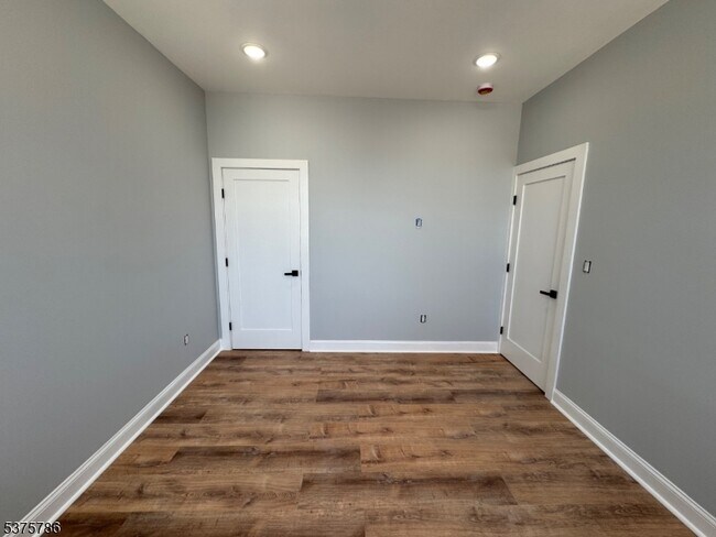 Building Photo - 372 Main St