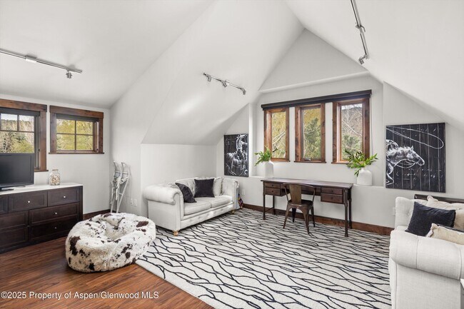 Building Photo - 160 Equestrian Way