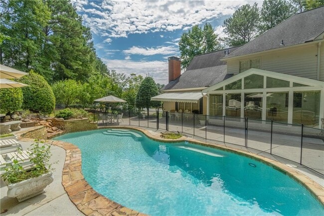 Building Photo - 530 Saddlebrook Dr