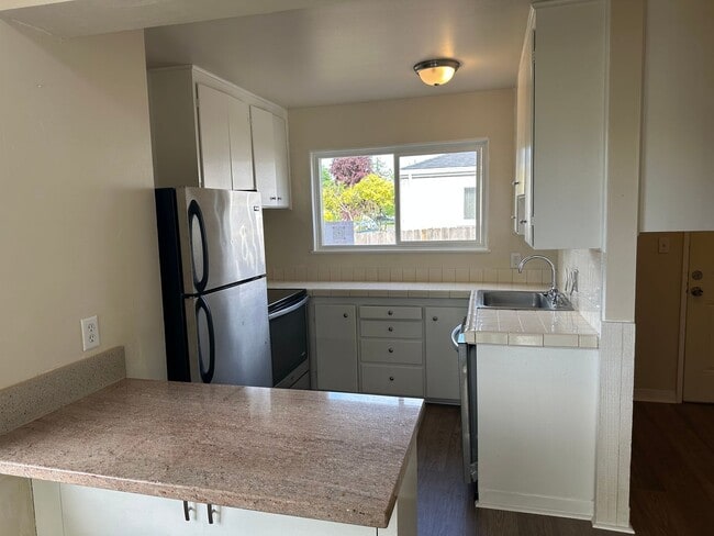 Building Photo - Charming 2 bed 1 bath house in a great nei...