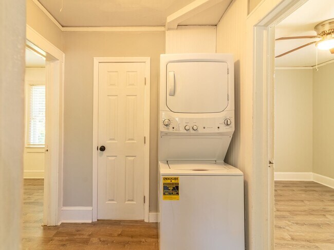 Building Photo - $400 Off first month rent.  Newly renovate...