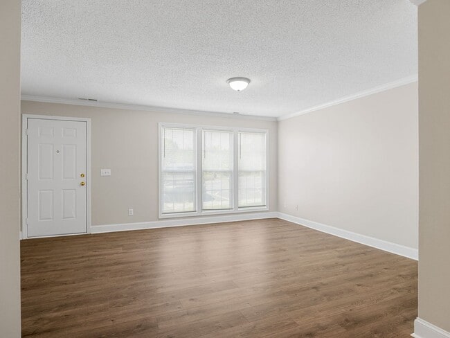 Building Photo - Freshly Renovated 3 BR, 2 BA Townhome Cent...