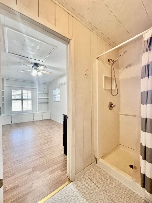 Building Photo - 4 Bedrooms in Oak Heights