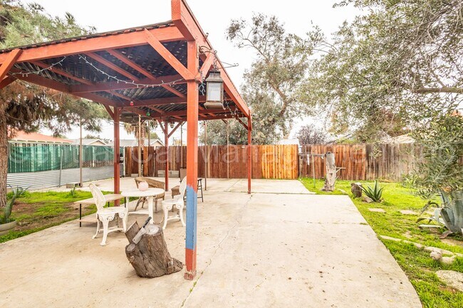 Building Photo - 2 Bedroom/1 Bath Home - $1795 Per Month!