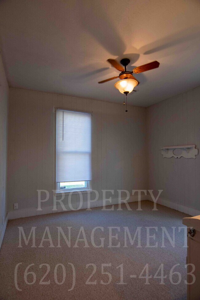 Building Photo - 4 Bedroom 1 Bath