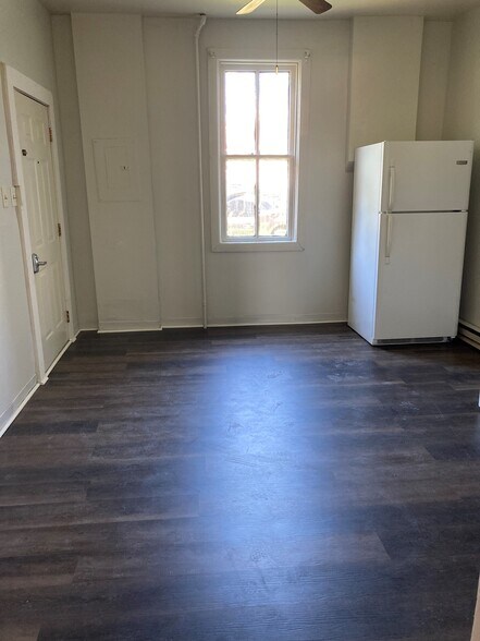 Building Photo - 27 S Locust St