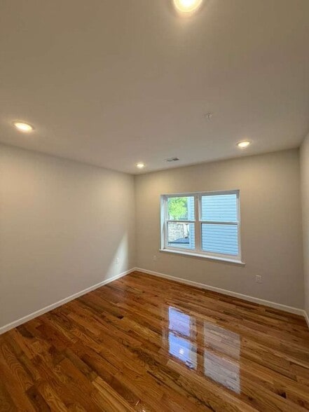 Building Photo - 148 Dewey St