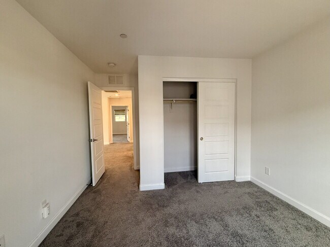 Building Photo - 3 BED 2.5 BATH 2 CAR GARAGE TOWNHOUSE W/ LOFT IN HENDERSON CADENCE COMMUNITY FEAT. COMMUNITY POOL!
