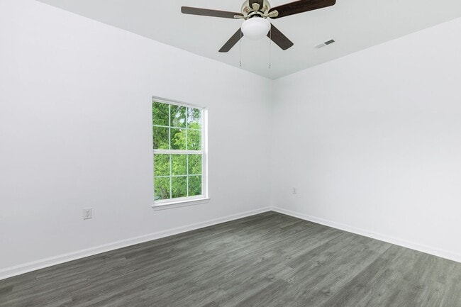 Building Photo - newly renovated property