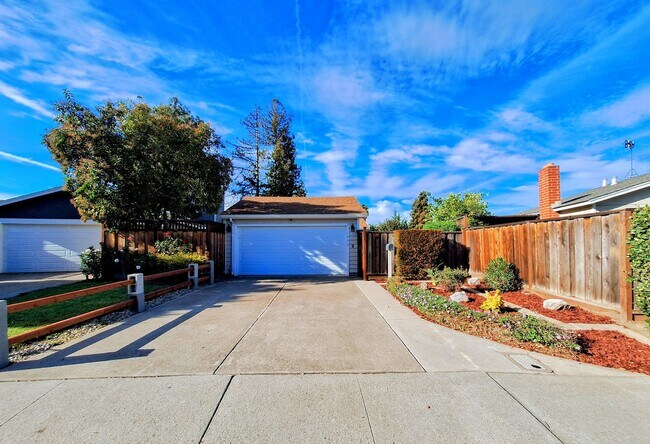 Building Photo - Beautiful 2bd Single Story House With Gate...