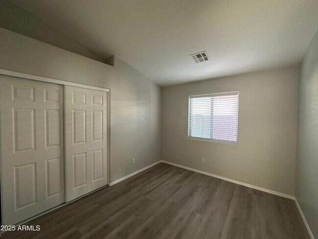 Building Photo - 1115 E Elm Rd