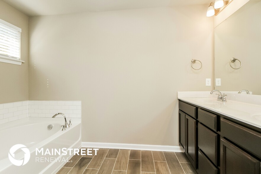 Building Photo - 109 Lyndhurst Dr