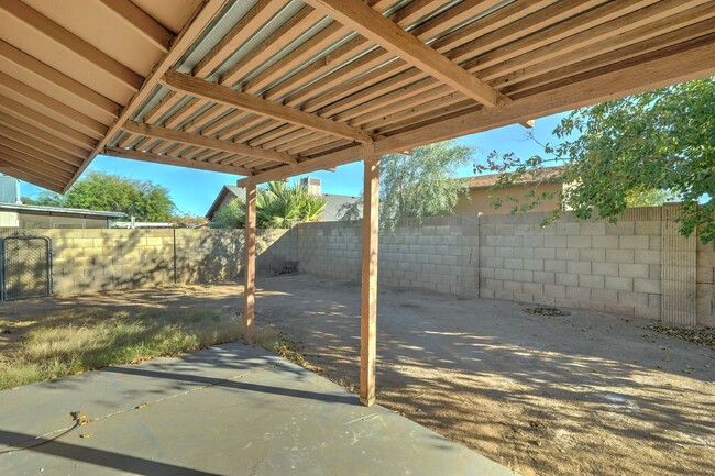 Building Photo - AVAILABLE NOW - REMODELED IN TEMPE!!!