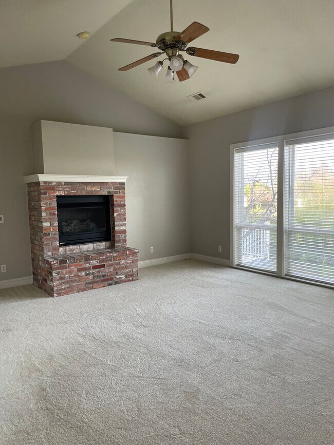Building Photo - Luxury Living in The Knolls