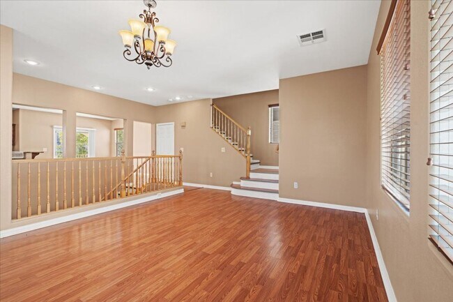 Building Photo - Spacious 3 bth Upstairs Plus Loft Bedroom, New Floors, New paint, No Carpet