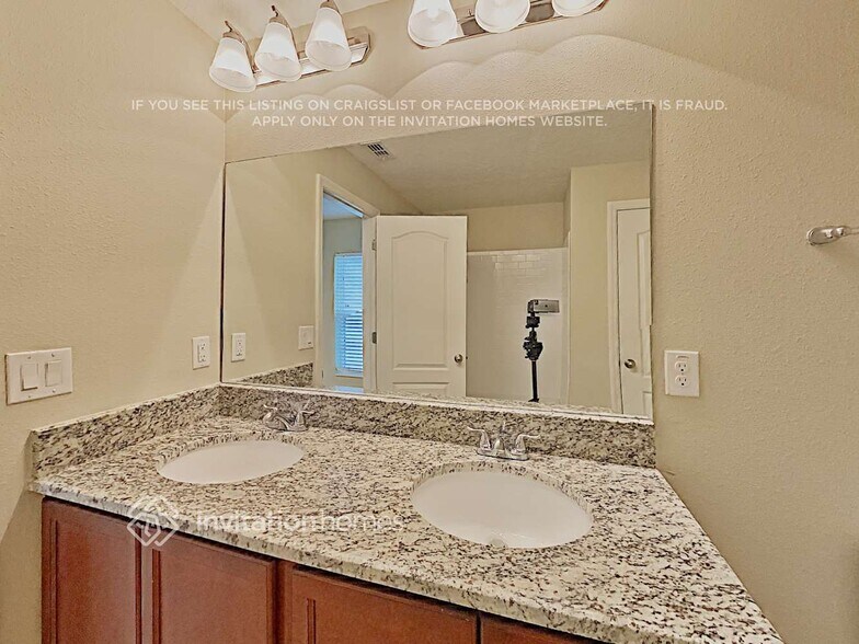 Building Photo - 10732 Southern Forest Dr
