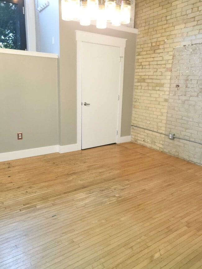 Building Photo - 2 bed/ 1 bath corner condo