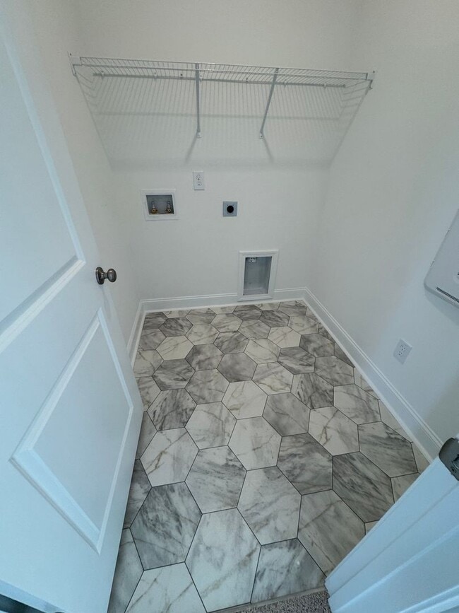 Building Photo - 3 Bedroom 2.5 Bath House in Hawthorne Land...