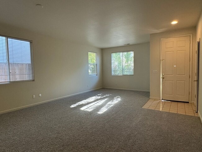 Building Photo - Available 9/1 Single level home in Lincoln...