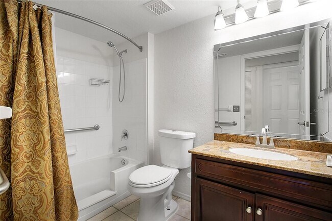 Building Photo - 13815 Fairway Island Dr