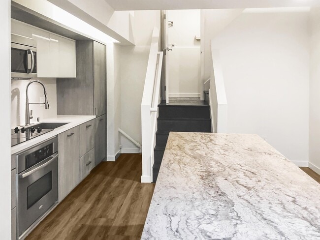 Building Photo - 1944 State St