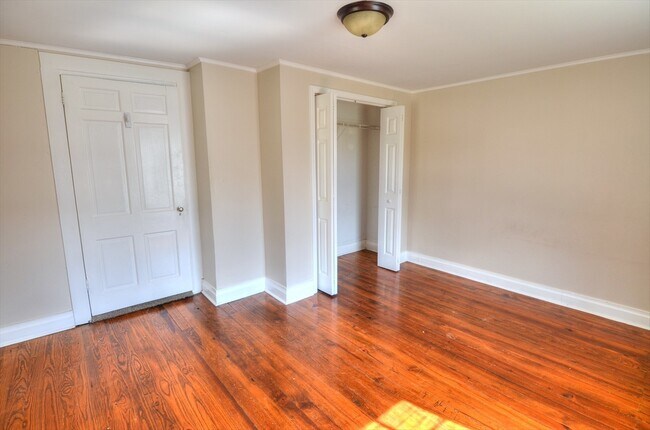 Building Photo - Sunny 3 Bedroom House - Walk To Downtown H...