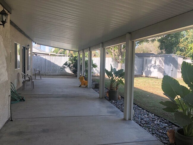 Building Photo - 2614 W Oakridge Ave