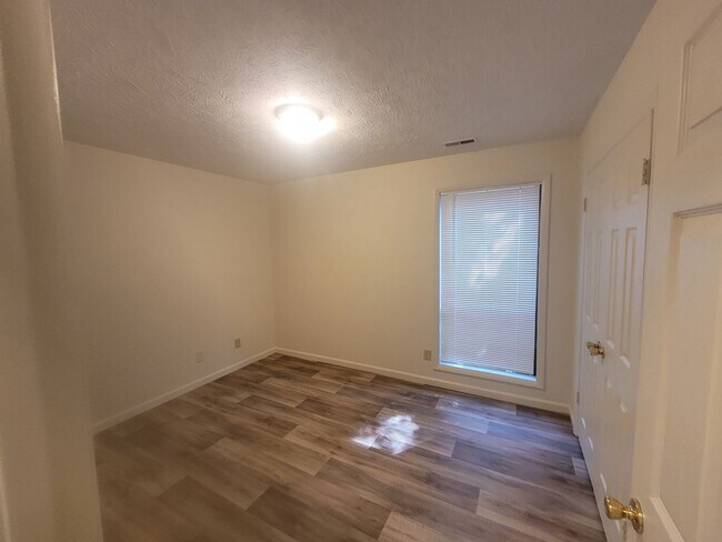 Building Photo - 2 bedroom Ground Floor!