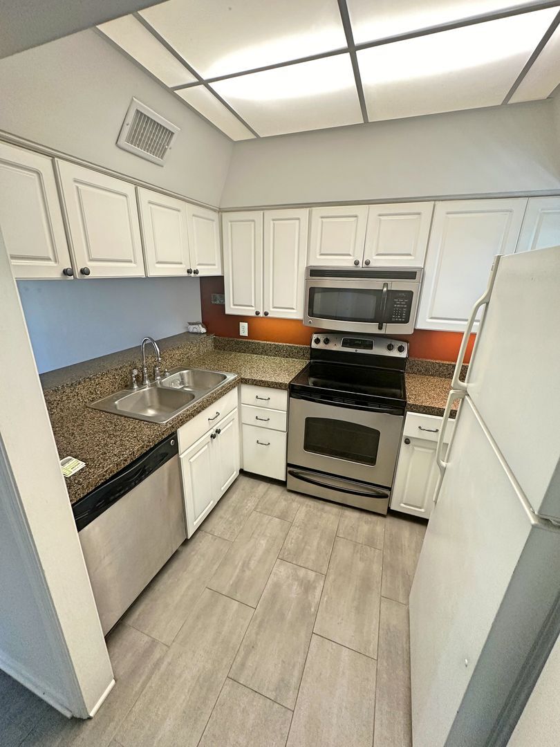 Building Photo - 123 W End Pl