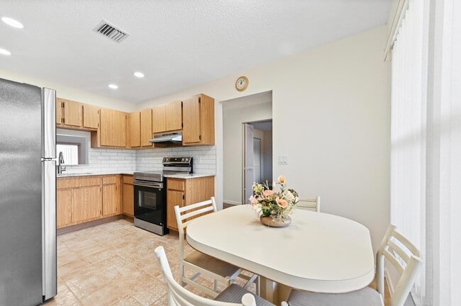 Building Photo - 8515 Lakepoint Ct