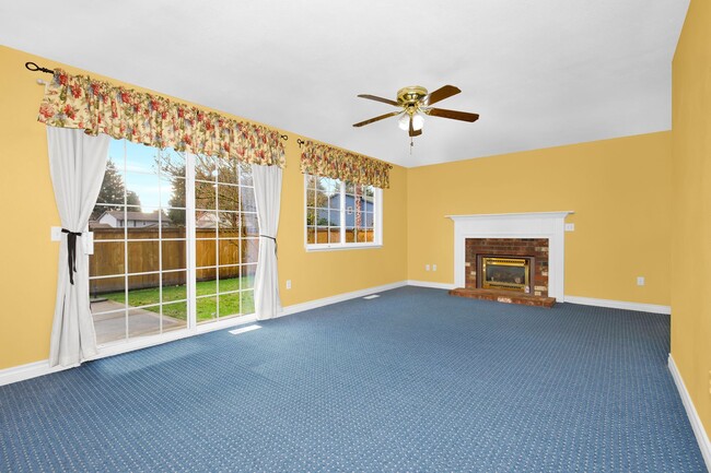 Building Photo - Sunny 5 Bedroom Home with 3 Car Garage in Quiet Neighborhood