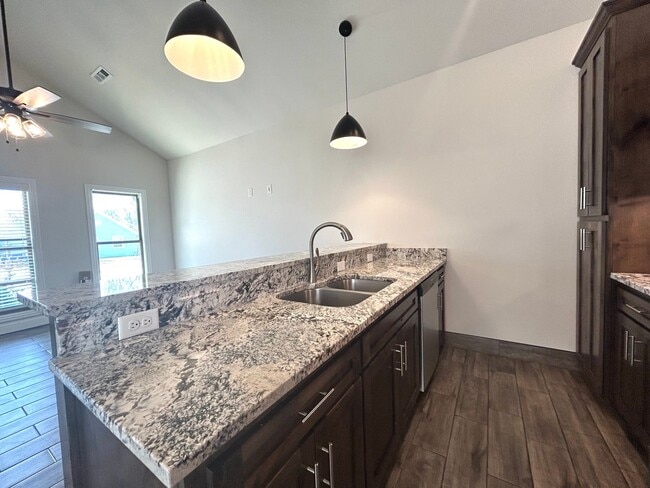 Building Photo - Water included - 1 Bed 1 Bath Near Downtown Rogers