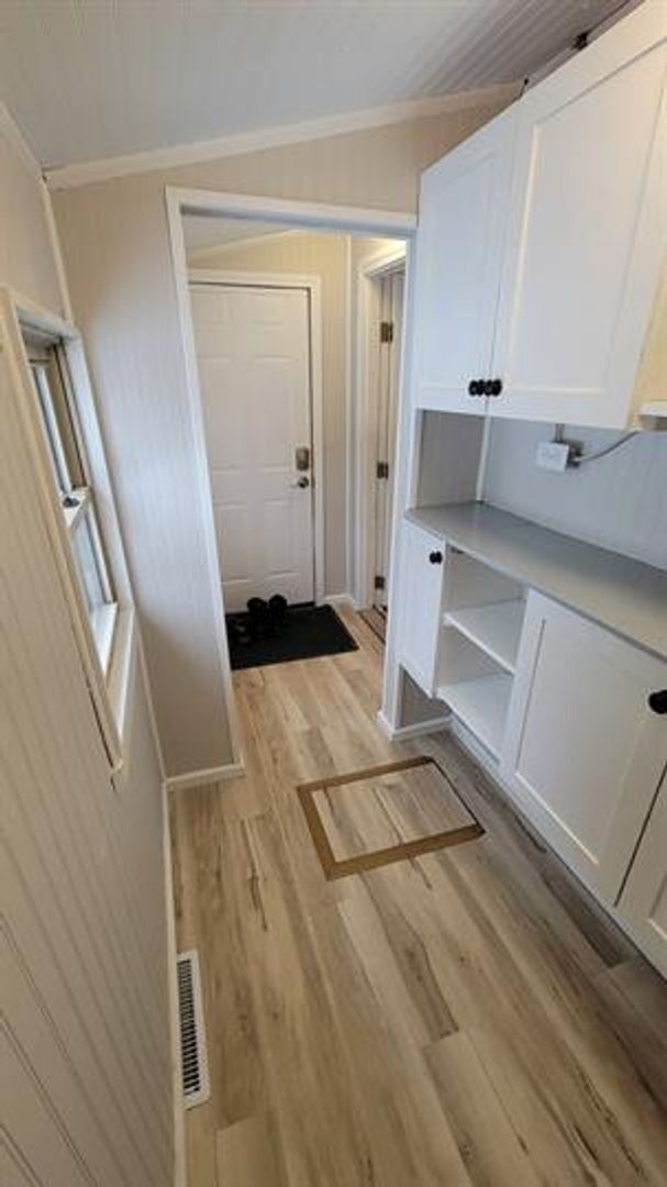 Building Photo - **Charming 1-Bedroom Plus Den Home with Modern Comforts**