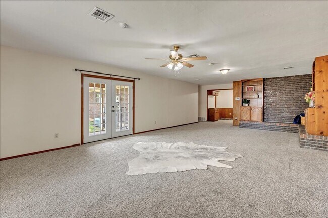 Building Photo - Huge Living Room with Fireplace!!!