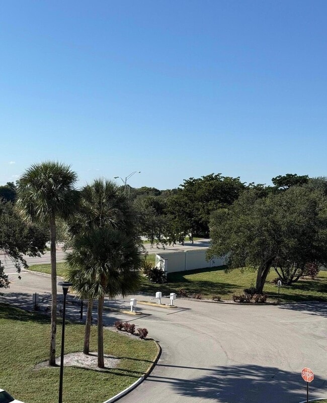 Building Photo - 6475 W Oakland Park Blvd