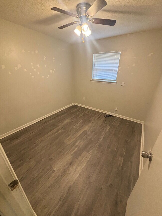 Building Photo - Spacious 3 Bedroom/2 Bath House! Great Location!