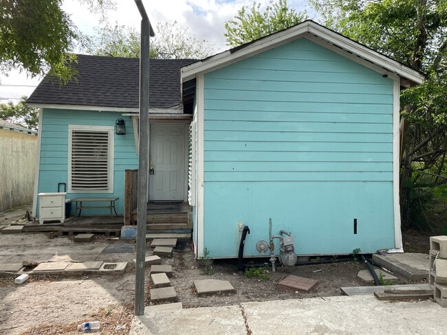 Primary Photo - 2/1 immediate move-in-all bills paid