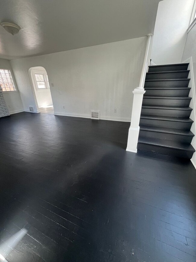 Building Photo - Three Bedroom Single Family House