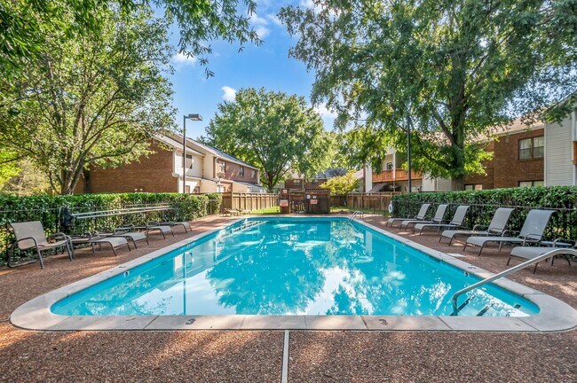 Building Photo - Awesome updated 2BR/1.5BA townhome in Bell...