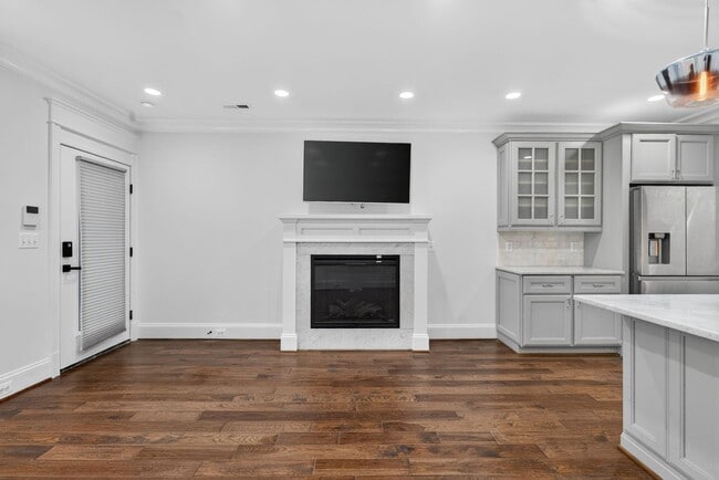 Building Photo - Bright Adams Morgan Condo with Den, Two Full Baths & In-Unit Laundry