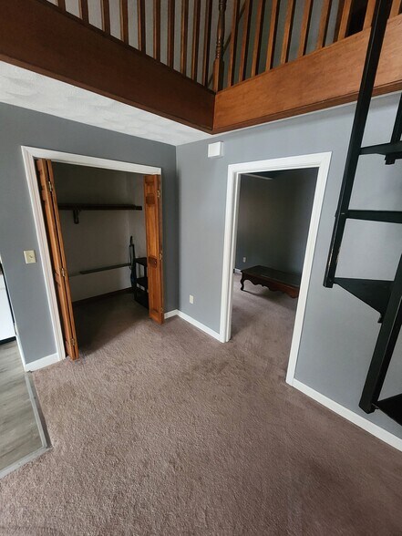 Building Photo - 985 Mammoth Rd