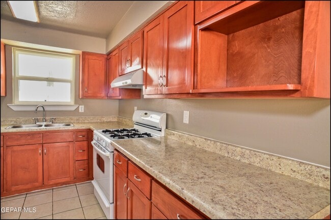 Building Photo - 9004 Acatlan Ln