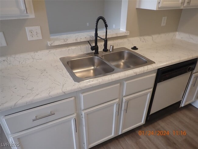 Building Photo - 4571 Carriage Park Dr