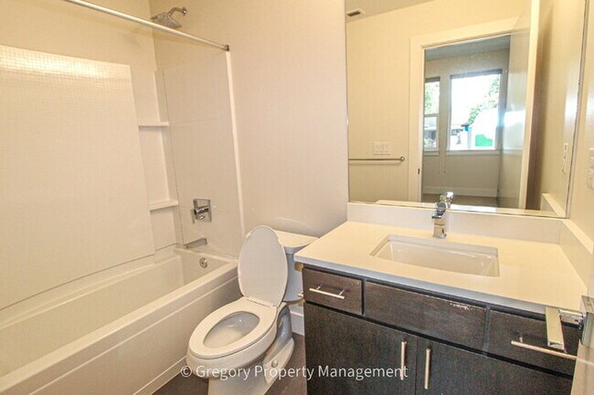 Building Photo - Newer Luxury 4 Bed 3 Bath 2 Car Garage Townhouse in Desirable Downtown Bothell Location. Walk to ...